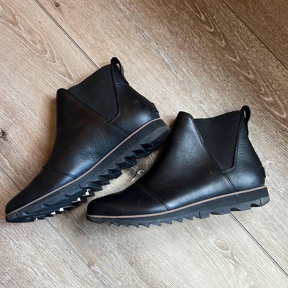 Women's Harlow Chelsea Lug Sole Waterproof Booties size 9.5